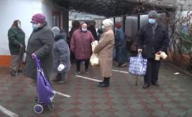 В Кишиневе у пунктов раздачи бесплатной еды выстраиваются очереди