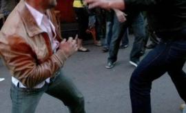 Bărbat bătut cu pumnii de un grup de indivizi în Capitală VIDEO