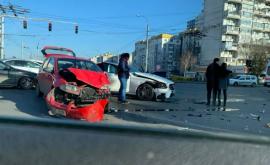 Момент аварии в центре столицы запечатленный бортовой видеокамерой автомобиля