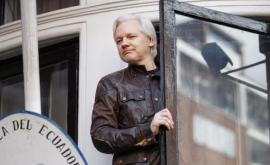 Logodnica lui Assange ia cerut lui Trump săl ierte