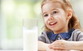 Două căni de lapte pe zi sînt suficiente pentru copii