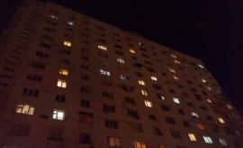 Женщина выпала с пятого этажа многоквартирного дома