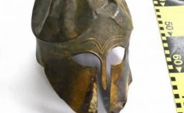 Мужчина нашёл древний шлем стоимостью более 400 тысяч