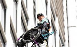 Мужчина в инвалидной коляске поднялся на небоскреб