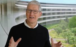 Directorul Apple Acțiunile rețelelor de socializare scad încrederea oamenilor în vaccinuri