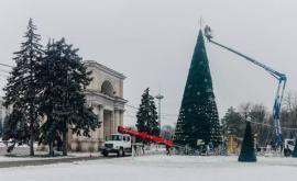 Зимние праздники завершились Новогодняя елка в центре столицы разобрана