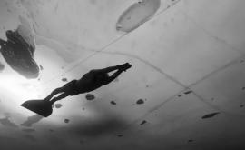 Recordul unui bărbat 100 de metri sub gheață întro singură respirație 