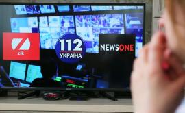 Журналисты закрытых украинских телеканалов пикетируют форум с участием Зеленского