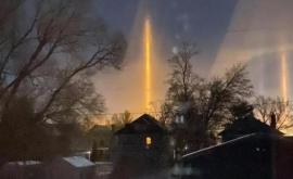 Fenomen uimitor în SUA Coloane de lumină pe cer
