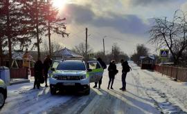 Школьный автобус застрял в снегу Потребовалось вмешательство полицейских