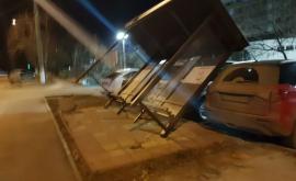 В Кишиневе ветер опрокинул остановку общественного транспорта