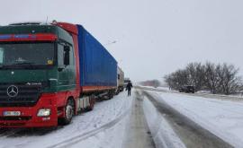 Zeci de camioane au rămas blocate aseară la vama Otaci