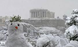 Uimitor Acropola din Atena acoperită de zăpadă