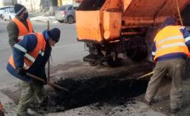 В Кишиневе проводится временный ямочный ремонт дорог с применением холодного асфальта