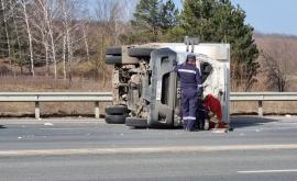 Accident în apropierea comunei Ivancea Un un autocamion sa răsturnat