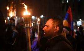 În centrul Erevanului a avut loc o procesiune cu torțe a radicalilor armeni