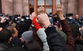 В Армении противники Пашиняна ворвались в здание правительства