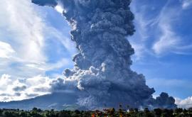 Вулкан Синабунг в Индонезии выбросил столб дыма на высоту 5 километров ВИДЕО