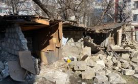 Începe demontarea constructiilor auxiliare din curtile de blocuri din sectorul Buiucani