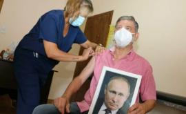 Primarul unui oraș sa vaccinat antiCOVID19 cu portretul lui Putin în mînă