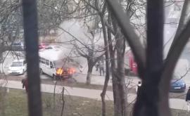 В Кишинёве прямо на ходу загорелся микроавтобус ВИДЕО