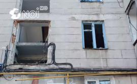 Последствия взрыва в столице Три недели жильцы остаются без окон на балконе и без дверей в подъезде