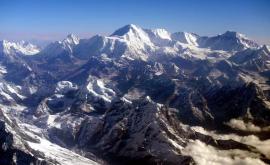 Everestul primește din nou turiști au fost depuse 300 de cereri de alpinism