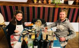 Doi travel bloggeri care fac înconjurul lumii au rămas impresionați de vinurile din Moldova