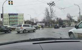 Полицейский преподал урок водителю рассыпавшему гравий на проезжей части
