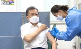 Президент Южной Кореи и его супруга вакцинировались от COVID вне очереди