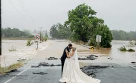 Separați de inundații Cum sau căsătorit pînă la urmă doi tineri din Australia