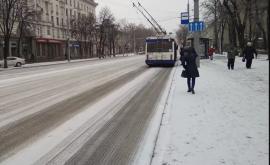 Снегопад и гололед нарушили движение троллейбусов в столице