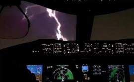 Un avion de pasageri lovit de un fulger filmat din cabina pilotului VIDEO