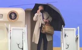 Biden sa împiedicat din nou pe scara avionului VIDEO