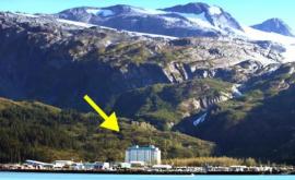 Почему жители этого города живут в одном доме Изолированный между горами и морем Уиттиер Аляска