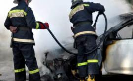 Incendiu la Botanica Un automobil a ars aproape în totalitate