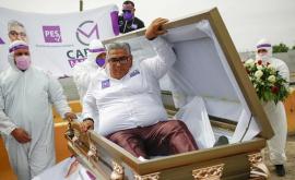 Политик лег в гроб во время встречи с избирателями