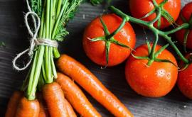 Помидоры и морковь вредно есть сырыми