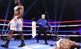 Un boxer șia învins prin knockout adversarul cu o lovitură de fulger VIDEO