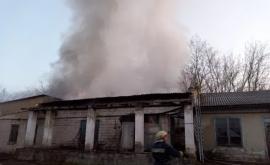 Incendiu la Sîngerei Flăcările au distrus un depozit