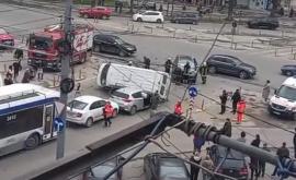 Un autovehicul sa răsturnat în urma unui accident în capitală