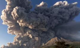 Индонезийский вулкан Синабунг дважды выбросил пепел