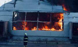 Появились фотографии горящего склада в столице