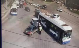 Două mașini și un troleibuz sau lovit în Chișinău