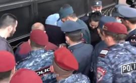 Противники Пашиняна приковали себя наручниками к воротам здания правительства