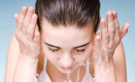Косметолог назвала три вреда от умывания горячей водой