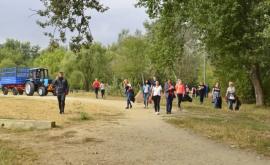 Zi de mare curăţenie în capitală Zeci de muncitori și voluntari zăriți în parcuri