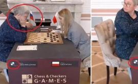 У россиянки бесцеремонно отобрали флаг России прямо во время игры на ЧМ по шашкам