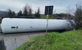 O cisternă din R Moldova încărcată cu 19 tone de GPL sa răsturnat în România