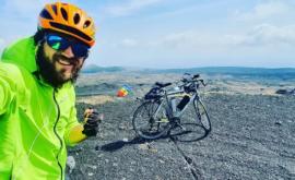 Un moldovean sa pornit să descopere lumea pe bicicletă